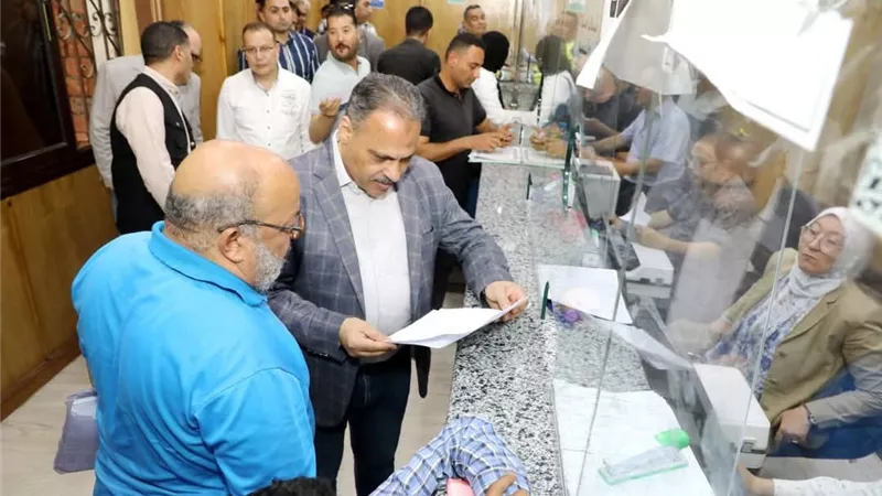 محافظ الشرقية يتابع سير العمل بالمركز التكنولوجي ويتفقد محيط الديوان العام