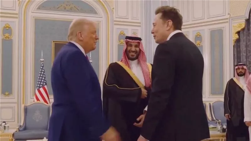 حديث جانبي يجمع بن سلمان وترامب وإيلون ماسك في قصر اليمامة | فيديو