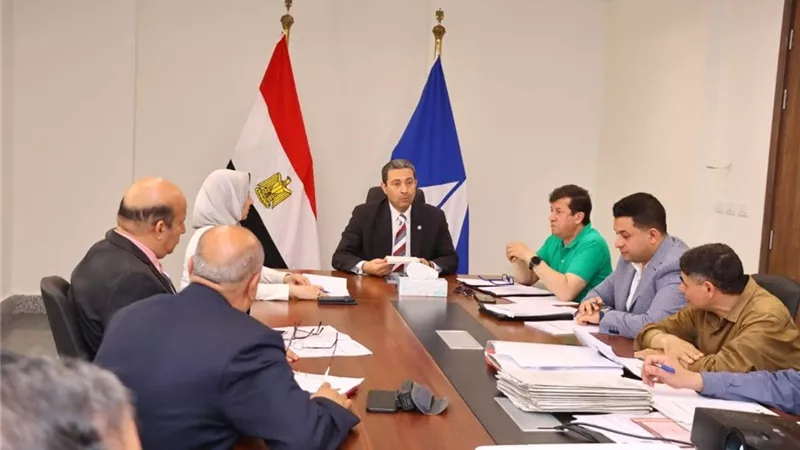 محافظ دمياط يعقد اجتماعا لمناقشة آخر المستجدات في ملف التصالح
