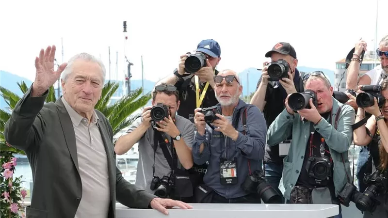 روبرت دي نيرو يتألق في جلسة تصوير قبل تكريمه بمهرجان كان السينمائي