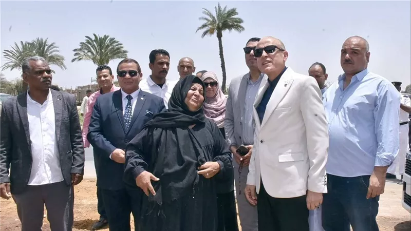  وعد فأوفى.. محافظ الأقصر يزور الحاجة وهيبة سيدة الميكروباص ويلبي دعوتها |صور