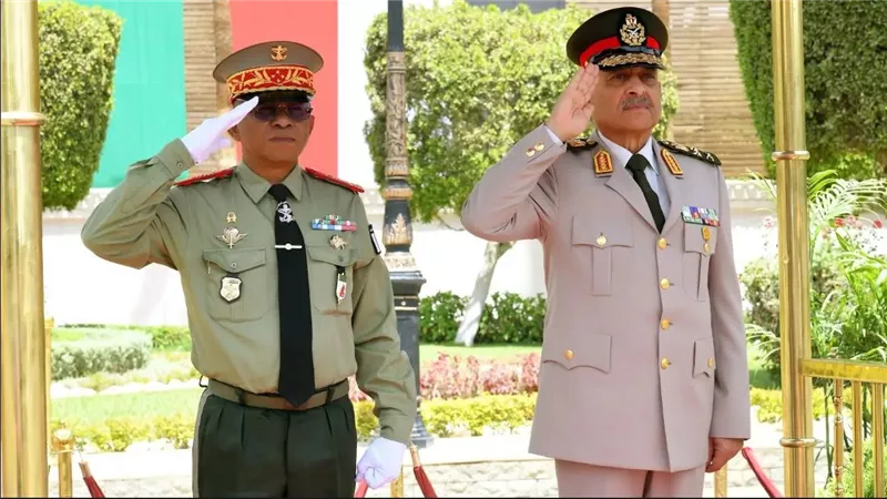 القائد العام للقوات المسلحة وزير الدفاع يلتقى وزير دفاع دولة مدغشقر 