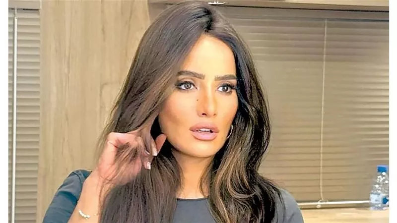 «زينة» تمازح جمهورها بصورة جديدة: بشتغل سواقة!.. محدش بياكلها بالساهل