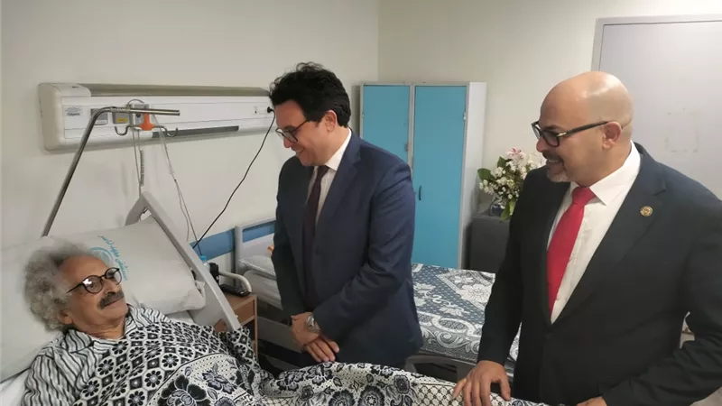 وزير الثقافة يزور الكاتب صنع الله إبراهيم بعد خضوعه لجراحة أمس