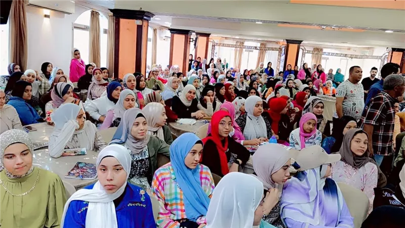 أقبال كبير من الطلاب على المراجعات المجانية للشهادة الإعدادية بشرق الفيوم