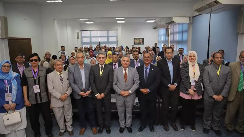 رئيس جامعة السويس يفتتح فعاليات المؤتمر الأول لطلاب كلية التربية |صور