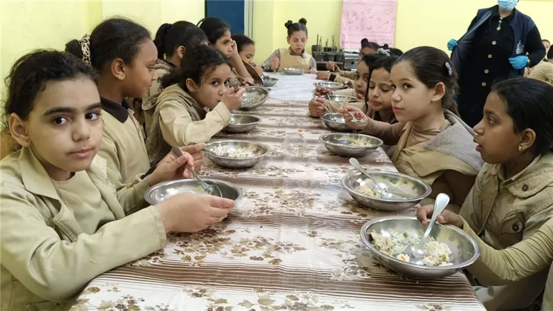 بياكلوا التلاميذ لحمة.. تعليم الفيوم تبدأ تجربة تقديم وجبات ساخنة بـ 9 مدارس 