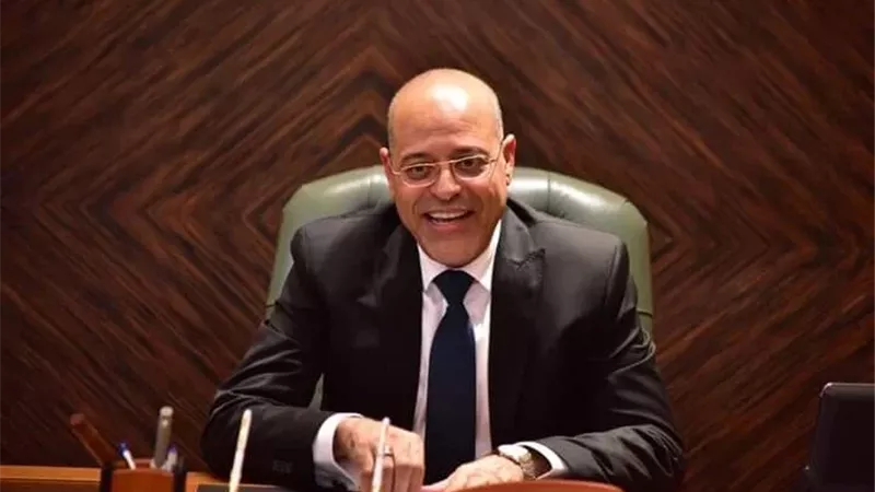 وزير العمل يعلن مد فترة التقديم على بعض الوظائف القيادية داخل الوزارة 