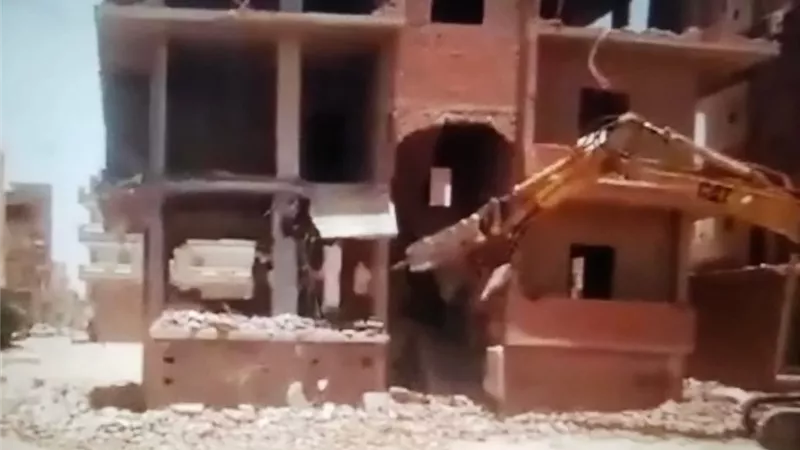 إزالة عقار آيل للسقوط بمدينة الصفا بعتاقة السويس حفاظًا على أرواح المواطنين