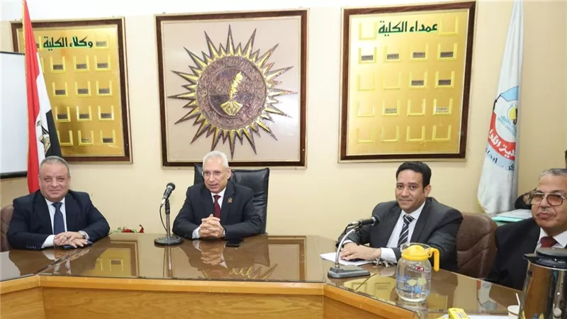 رئيس جامعة المنيا يناقش مع مجالس الكليات دعم مسيرة التحديث والتطوير