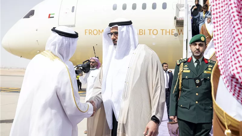 ولي عهد أبوظبي يصل إلى الرياض للمشاركة في القمة الخليجية الأمريكية