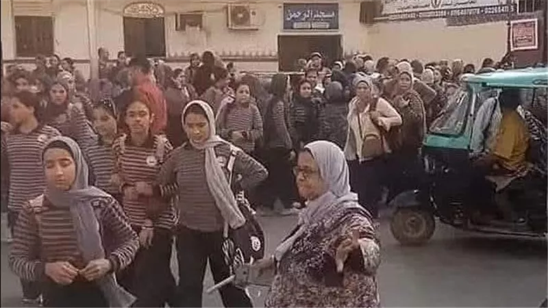 مديرة مدرسة تساعد الطالبات علي عبور الطريق تثير جدلا .. والتعليم ترد 