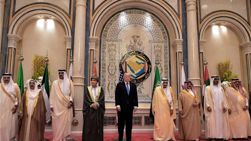 ولي العهد السعودي يستقبل القادة المشاركين بالقمة الخليجية الأمريكية