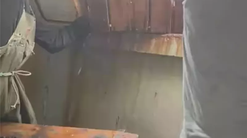 بعد تداول فيديوهات لكميات اسماك تلقى في مياه البحر شيخ الصيادين يكشف السبب