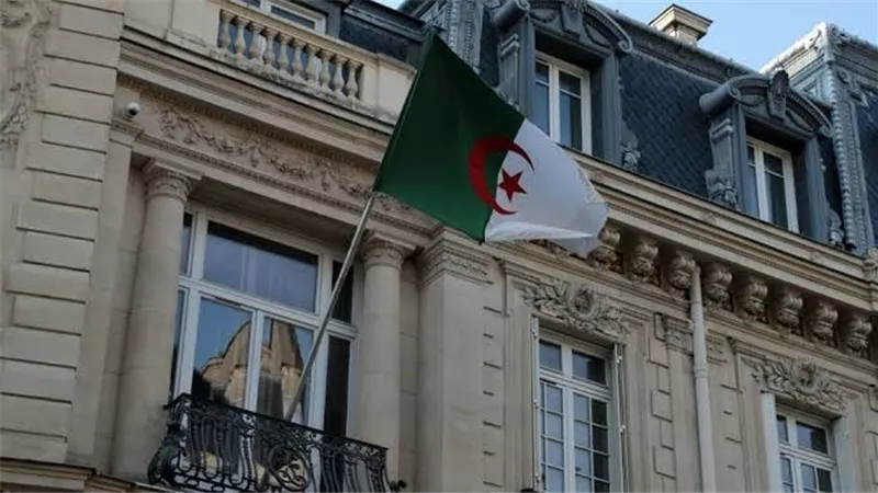 الأزمة تشتعل.. فرنسا تستدعي القائم بالأعمال الجزائري وتطرد دبلوماسيين