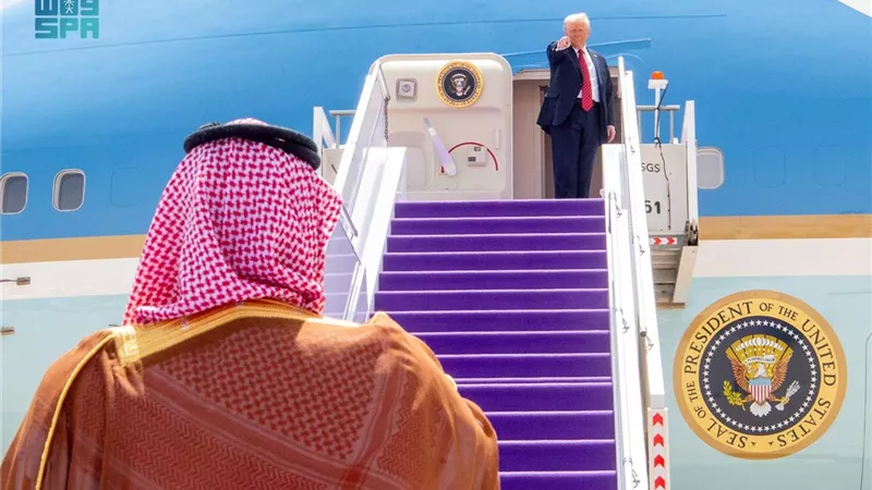«فكاهة الرحيل» ترامب يودع ولي العهد السعودي على سلم الطائرة 