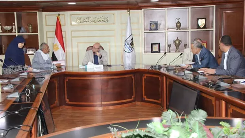 محافظ بني سويف يوجه بحل شكاوى ومطالب أهالى بنى محمد ودموشيا 