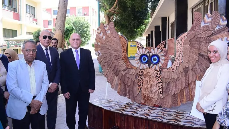 جداريات ومعجنات صحية.. رئيس جامعة سوهاج في معرض مشاريع تخرج كلية التربية النوع
