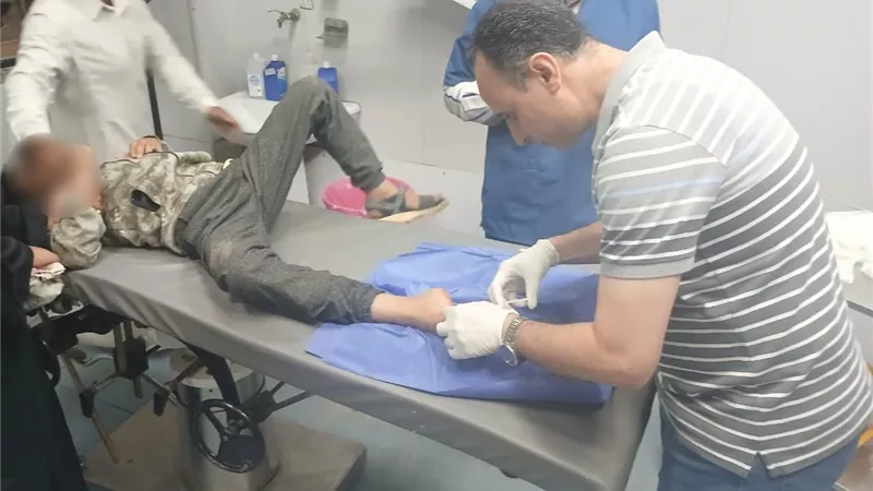 لعدم تواجد أطباء.. وكيل صحة الشرقية يجري خياطة جراحية لطفل وينفذ جزاءا