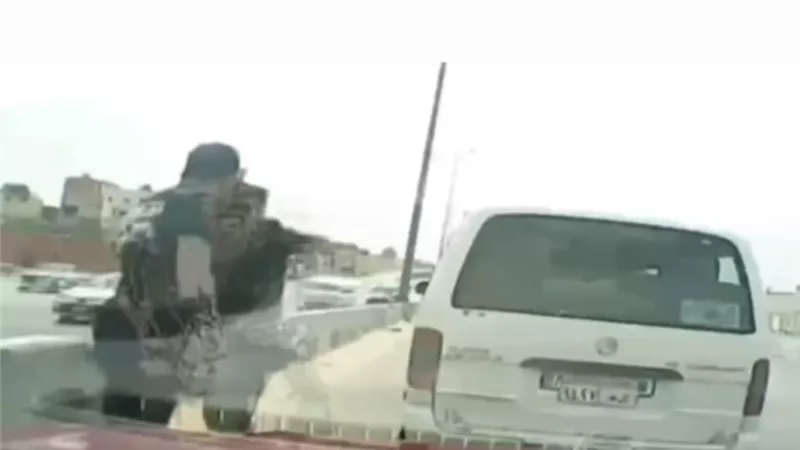 الأمن يفحص فيديو لسائق ميكروباص يتعدى على صاحب سيارة ملاكى بسلاح أبيض 