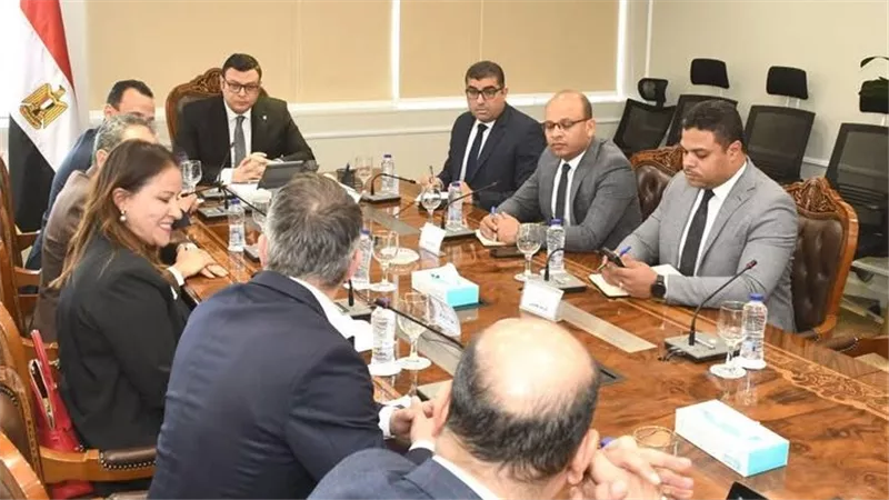 وزير الإسكان يبحث مع شركة The Bench جذب استثمارات فندقية للعلمين 