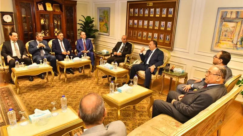 محافظ أسيوط يستقبل رئيس هيئة النيابة الإدارية خلال زيارته لافتتاح مقر