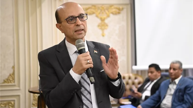 رئيس جامعة أسيوط يناقش موازنة التعليم والمستشفيات الجامعية عن العام المقبل