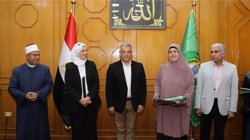 محافظ الإسماعيلية يُسلم تأشيرات الحج للجمعيات الأهلية للعام الجاري |صور