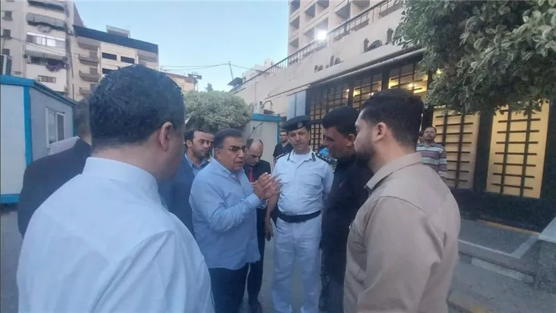 صرف تعويض.. محافظ الدقهلية يتفقد مصابي حادث حريق مخزن خردة ووفاة 3 أشخاص |صور