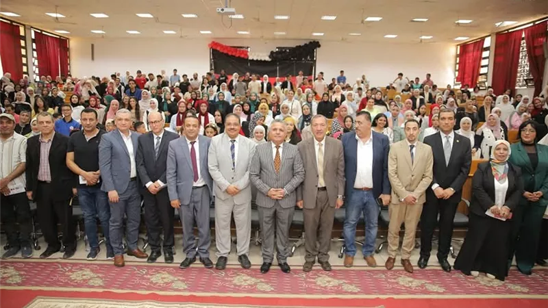 رئيس جامعة السويس يفتتح المؤتمر الطلابي الثالث 