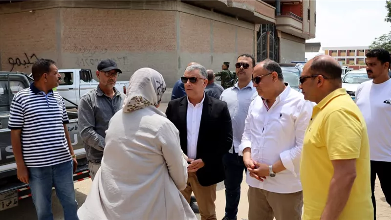 محافظ الإسماعيلية يتابع إزالة لثلاثة أدوار مخالفة بأحد العقارات