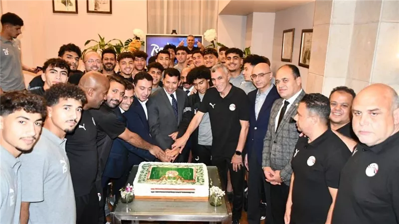 وسط أجواء إيجابية.. أشرف صبحي يدعم منتخب الشباب قبل مواجهة المغرب