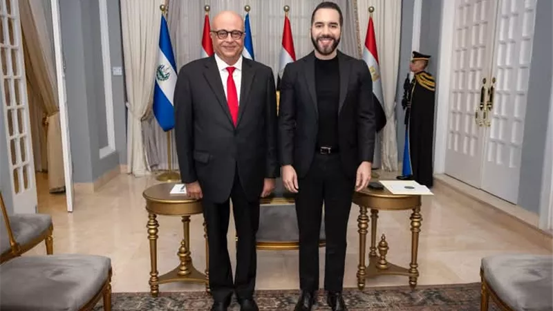 السفير المصري غير المقيم يقدم أوراق اعتماده إلى رئيس السلفادور