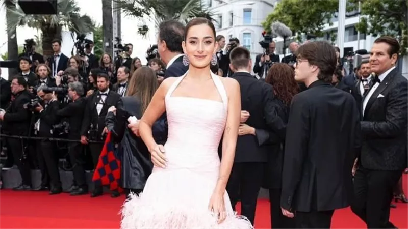  أمينة خليل تخطف الأنظار في مهرجان كان بفستان بينك ومكياج ناعم