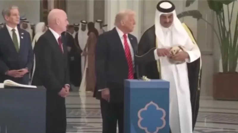 ترامب وأمير قطر ورئيس الفيفا يوقعون كرةً من كأس العالم 2022