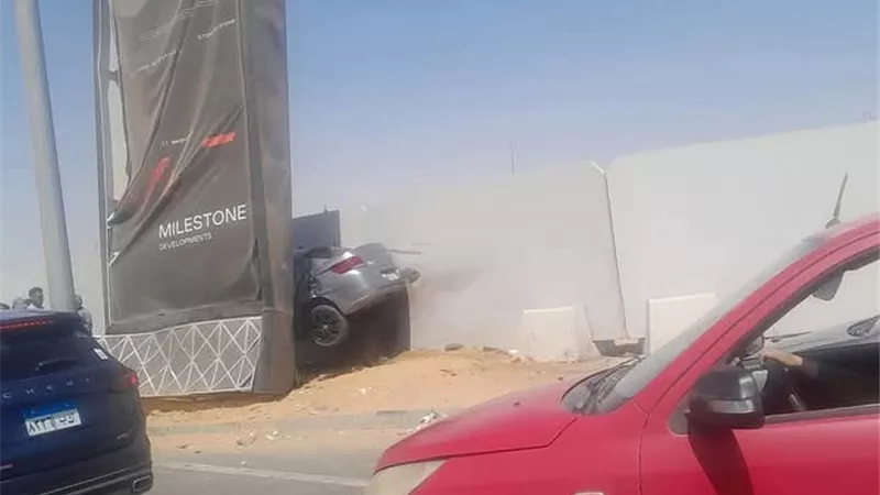 إصابة شخص إثرإنقلاب سيارة ملاكى أعلى محور جمال عبد الناصر بأكتوبر 