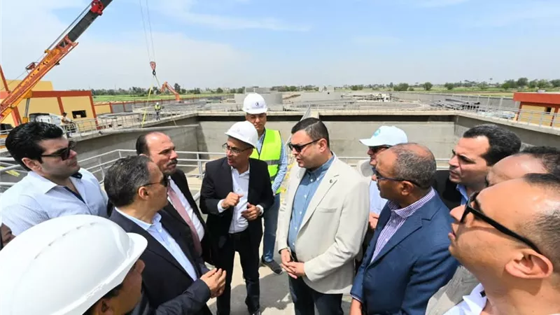وزير الإسكان ومحافظ الشرقية يتفقدان مشروع صرف صحي سنهوا بمنيا القمح 