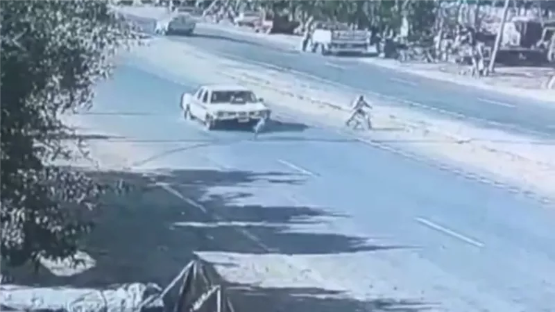 طيرتها من الأرض.. مصرع طفلة بقرية تلات دهستها سيارة تموين الفيوم 