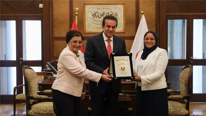 الصحة تكرم الطبيبة «تغريد معروف» بعد إنقاذها حياة طفلة تعرضت لحمل مبكر 