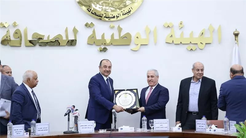وزير قطاع الأعمال يُشيد بالهيئة الوطنية للصحافة ويؤكد: نسعى لإحياء قلاع صناعية