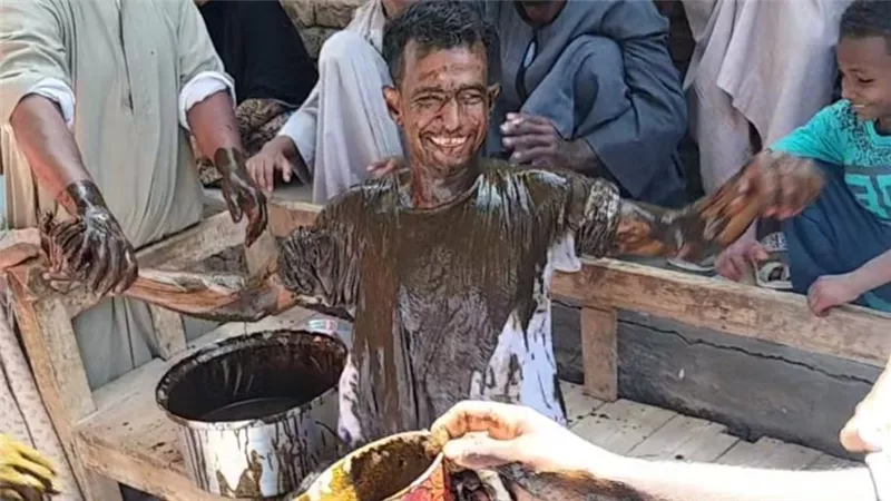 يستحمى في طشت الحنه.. أغرب عادات وتقاليد جنوب الصعيد في ليلة الحنة