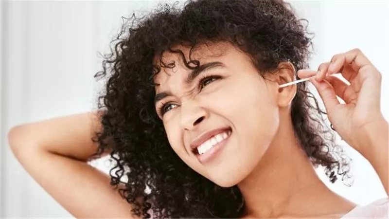 أضرار أعواد قطن الأذن.. مخاطر صحية وطرق آمنة لتنظيف الأذن