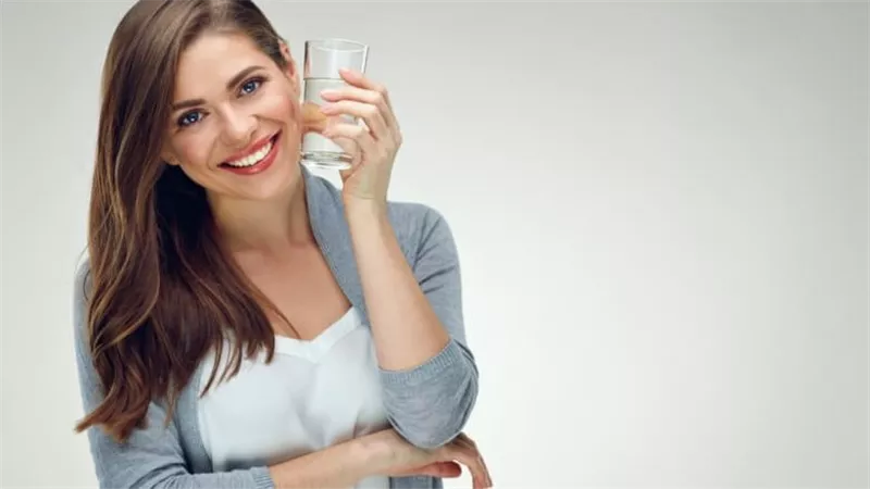 اكتشفي فوائد شرب الماء للبشرة وتأثيره السحري على إشراقك
