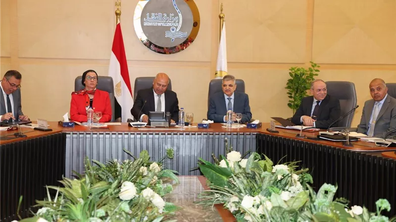 نائب مجلس الوزراء يبحث آليات جمع المخلفات الصلبة من السفن بقناة السويس