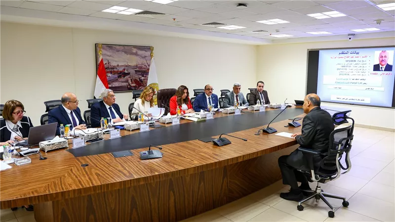وزيرة التنمية المحلية تترأس لجنة اختيار المتقدمين للوظائف القيادية الشاغرة