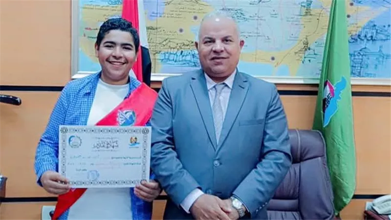  وكيل تعليم الفيوم يكرم المتميزين من الطلاب والمعلمين بالمدارس خلال جولاته 
