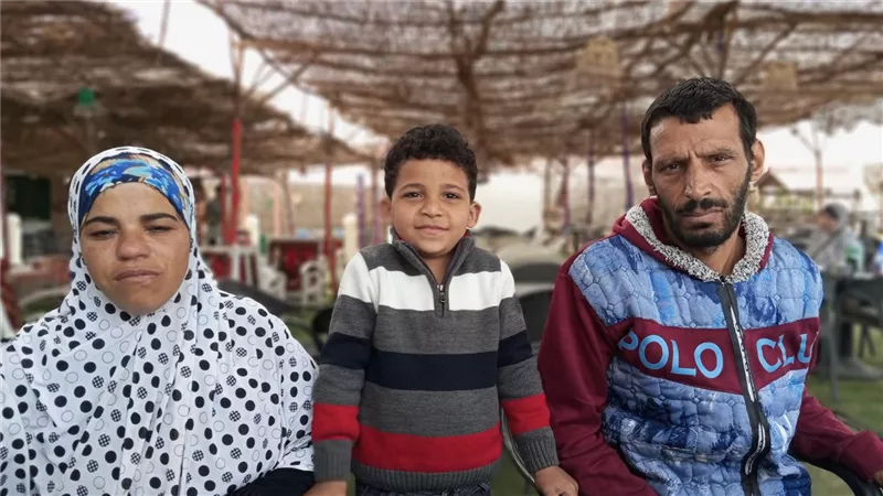 إلحقوا إبني هيروح مني..حارس عقار يستغيث لعلاج نجله بعد سقوط الأسانسير على رأسه
