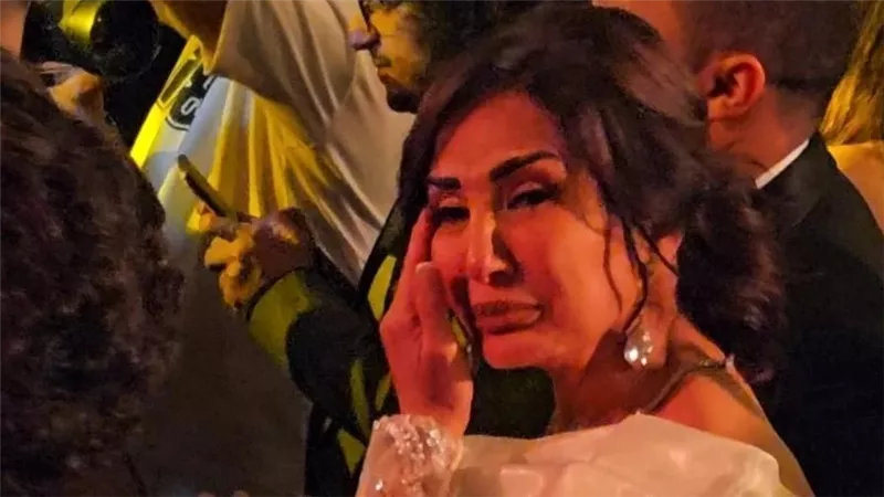 دموع الفرح .. الفنانة أمل رزق تبكي في حفل زفاف ابنتها هيا | صور 