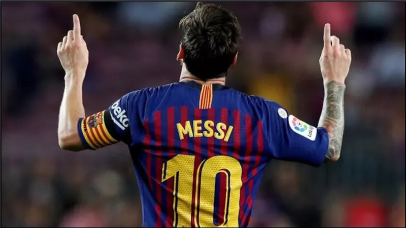 ليونيل ميسى يحتفل بتتويج برشلونة بلقب الدوري الإسباني
