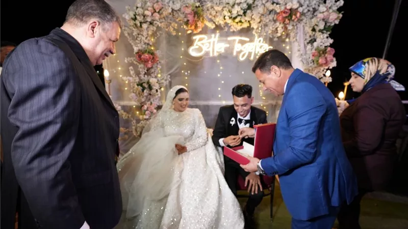محافظ أسيوط يشهد حفل زفاف فتاة يتيمة ويوجه بتوفير كافة مستلزمات الحياة الكريمة
